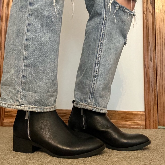 NEW IN BOX KENNETH COLE Black Leather Booties- Size 7 - Picture 2 of 5